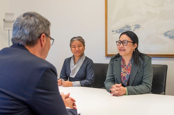 Il colloquio tra Arno Kompatscher, Kalon Norzin Dolma (a destra) e Thinlay Chukki (a sinistra) (Foto: ASP/Fabio Brucculeri)