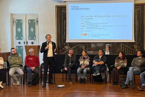 Landesrat Philipp Achammer betonte in seiner Einführung die Bedeutung dieser Lernorte: Schulen leisten hervorragende Arbeit. Außerschulische Lernorte sind eine wertvolle Ergänzung, die Kindern und Jugendlichen durch besondere Orte, Naturerfahrungen und gemeinschaftliche Aktivitäten neue Möglichkeiten eröffnen. (Foto: LPA)