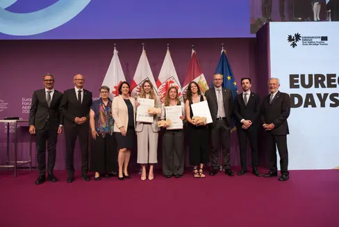Premio Euregio Giovani Ricercatori: (da sinistra) il presidente Arno Kompatscher (Alto Adige), il presidente Anton Mattle (Tirolo), la presidente Ulrike Tappeiner (presidente della Giuria e presidente della Libera Università di Bolzano), la presidente Barbara Thaler (Camera di Commercio del Tirolo), Julia Hofmann (3° posto), Eva Casotti (1° posto), Elena Fogazzi (2° posto), il presidente Andrea De Zordo (Camera di Commercio di Trento), l'Assessore provinciale Simone Marchiori (Trentino) e il presidente Michl Ebner (Camera di Commercio di Bolzano). (Foto: Provincia di Tirolo/Sedlak)