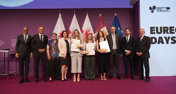 Euregio-JungforscherInnenpreis: (v.l.) LH Arno Kompatscher (Südtirol), LH Anton Mattle (Tirol), Präsidentin Ulrike Tappeiner (Jurypräsident und Präsidentin Freie Universität Bozen), Präsidentin Barbara Thaler (Wirtschaftskammer Tirol), Julia Hofmann (3. Platz), Eva Casotti (1. Platz), Elena Fogazzi (2. Platz), Präsident Andrea De Zordo (Handelskammer Trient), Landesrat Simone Marchiori (Trentino) und Präsident Michl Ebner (Handelskammer Bozen). (Foto: Land Tirol/Sedlak)