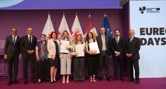 Premio Euregio Giovani Ricercatori: (da sinistra) il presidente Arno Kompatscher (Alto Adige), il presidente Anton Mattle (Tirolo), la presidente Ulrike Tappeiner (presidente della Giuria e presidente della Libera Università di Bolzano), la presidente Barbara Thaler (Camera di Commercio del Tirolo), Julia Hofmann (3° posto), Eva Casotti (1° posto), Elena Fogazzi (2° posto), il presidente Andrea De Zordo (Camera di Commercio di Trento), l'Assessore provinciale Simone Marchiori (Trentino) e il presidente Michl Ebner (Camera di Commercio di Bolzano). (Foto: Provincia di Tirolo/Sedlak)