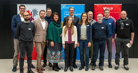 Foto di gruppo del gruppo direttivo e di progetto al Digiway Day con (da sinistra a destra) Matthias Fink (Euregio), Francesco Parente (Provincia di Trento) Matthias Fink (Euregio), Francesco Parente (Provincia di Trento), Filipp Frei (NOI Techpark), Stefan Graziadei (Euregio), Renate Marmsoler (Provincia di Bolzano), Arezia Ronchini (Provincia di Trento), Il presidente dell'Euregio e della Provincia di Bolzano Arno Kompatscher, Lucia Felbauer (Land Tirolo), Sebastian Mayrgündter (NOI Techpark), Gian Marco Richiardone e Alessio Bertò (entrambi della Provincia di Trento), Christoph Kovacs (Land Tirolo). (Foto: Euregio/Daniel von Johnston)