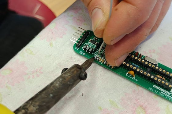 Gli studenti del quarto anno del corso di frutticoltura e viticoltura della Scuola professionale di Laimburg hanno realizzato interamente da soli un sensore antigelo, partendo dalla saldatura dei componenti elettronici fino al montaggio completo. (Foto: USP/Scuola professionale Laimburg)