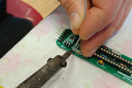 Gli studenti del quarto anno del corso di frutticoltura e viticoltura della Scuola professionale di Laimburg hanno realizzato interamente da soli un sensore antigelo, partendo dalla saldatura dei componenti elettronici fino al montaggio completo. (Foto: USP/Scuola professionale Laimburg)