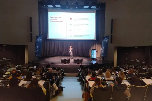 Tanti docenti della scuola italiana hanno presenziato all'Eurac Research alla giornata di formazione dedicata all’attuazione delle nuove Indicazioni provinciali per l’insegnamento del tedesco L2, dell’inglese e delle altre lingue straniere: un’occasione di aggiornamento e confronto sulle prospettive didattiche legate al plurilinguismo e alla mediazione linguistica. (Foto: USP)