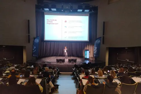 Tanti docenti della scuola italiana hanno presenziato all'Eurac Research alla giornata di formazione dedicata all’attuazione delle nuove Indicazioni provinciali per l’insegnamento del tedesco L2, dell’inglese e delle altre lingue straniere: un’occasione di aggiornamento e confronto sulle prospettive didattiche legate al plurilinguismo e alla mediazione linguistica. (Foto: USP)