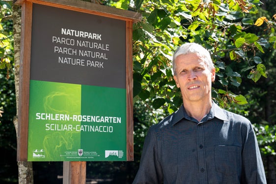 Anstelle von bisher 22 saisonalen Stellen werden sieben Ganzjahresstellen für Naturpark Ranger geschaffen, erklärt Leo Hilpold, Direktor des Landesamtes für Natur: Damit möchten wir den wachsenden Anforderungen an Umweltbildung und Schutzgebietsmanagement gerecht werden. (Foto: LPA/Fabio Brucculeri)