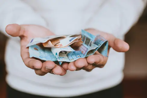 In welcher Form der Strombonus kommen wird, soll gemeinsam mit dem Landtag entschieden werden. (Foto: Unsplash/Christian Dubovan)