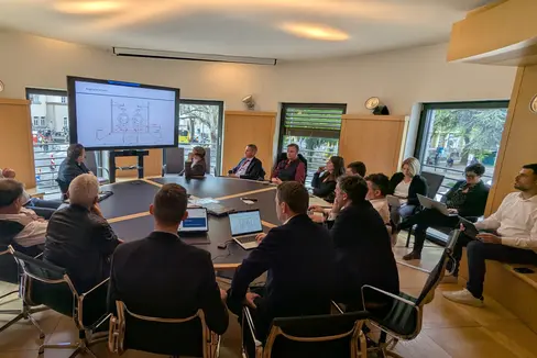 I rappresentanti della Provincia, dei Comuni e dei proprietari terrieri hanno discusso il 31 marzo a Palazzo 2 raddoppio della linea ferroviaria Bolzano-Merano. (Foto: USP/Ingo Dejaco)