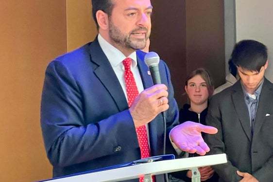 “L’attenzione alle fasce più bisognose di cure, la capacità di permettere una reale inclusione, la sensibilità verso anziani e più piccoli, sono gli elementi che distinguono la nostra società e le permettono di progredire verso una realtà dove ognuno sia veramente valorizzato e incluso. In questo senso il lavoro dei nuovi diplomati sarà strategico, ha sottolineato il vicepresidente Galateo. (Foto: USP/Levinas)