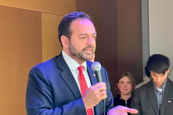 “L’attenzione alle fasce più bisognose di cure, la capacità di permettere una reale inclusione, la sensibilità verso anziani e più piccoli, sono gli elementi che distinguono la nostra società e le permettono di progredire verso una realtà dove ognuno sia veramente valorizzato e incluso. In questo senso il lavoro dei nuovi diplomati sarà strategico, ha sottolineato il vicepresidente Galateo. (Foto: USP/Levinas)