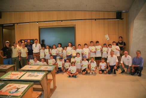 30 junior ranger del Parco naturale hanno trascorso un periodo emozionante e istruttivo nei Parchi naturali Gruppo di Tessa e Vedrette di Ries-Aurina. Sabato hanno ricevuto i diplomi. (Foto: ASP/Moritz Gastel)
