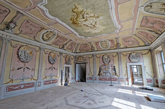 Im prachtvollen Hauptsaal werden noch letzte Arbeiten vorgenommen, bevor die Räumlichkeiten im Juni von der Musikschule Vivaldi mit Leben gefüllt werden. (Foto: Gemeinde Meran/Stefano Bolognesi)