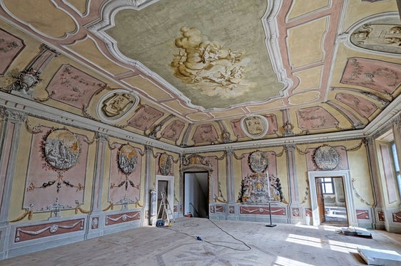 Im prachtvollen Hauptsaal werden noch letzte Arbeiten vorgenommen, bevor die Räumlichkeiten im Juni von der Musikschule Vivaldi mit Leben gefüllt werden. (Foto: Gemeinde Meran/Stefano Bolognesi)