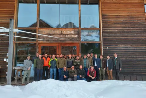 Der elfte Jagdaufseherlehrgang hat begonnen: im Bild ganz links der Koordinator der Forstschule Latemar Florian Reichegger mit den Teilnehmern und (von rechts) Landesjägermeister Günther Rabensteiner, Geschäftsführer des Jagdverbandes Benedikt Terzer, Präsident der Südtiroler Jagdaufsehervereinigung Moritz Piffrader, Dominik Trenkwalder vom Landesamt für Wildtiermanagement in der Landesabteilung Forstdienst. (Foto: LPA/Forstschule Latemar)