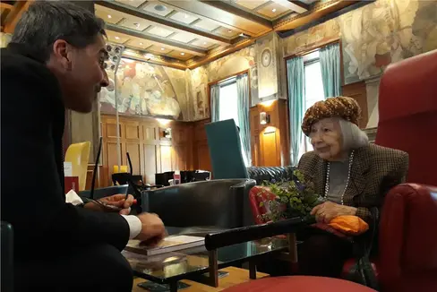 Die Landesregierung hat beschlossen, die Förderpreise für wissenschaftliche Arbeiten im Bereich Chancengleichheit nach Lidia Menapace zu benennen. Im Bild LH Arno Kompatscher mit Lidia Menapace anlässlich ihres 95. Geburtstags 2019 in Bozen. (Foto: LPA/Silvia Fabbi)