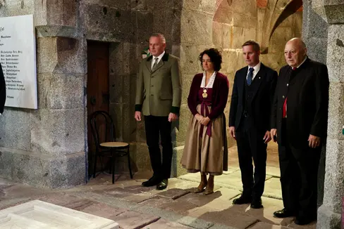 “Qui a Scena riposa un uomo che ha dedicato la sua vita al progresso, all'innovazione e alla realizzazione pratica delle idee, sia in politica, nella scienza o nell'agricoltura”: l'assessore provinciale Luis Walcher (secondo da destra) alla cerimonia commemorativa con (da sinistra) il governatore della Stiria Mario Kunasek, la sindaca Annelies Pichler, l'ex presidente Luis Durnwalder nel mausoleo dell'arciduca Giovanni d'Austria. (Foto: USP/Dipartimento Agricoltura, Foreste e Turismo/Sabine Pitscheider)