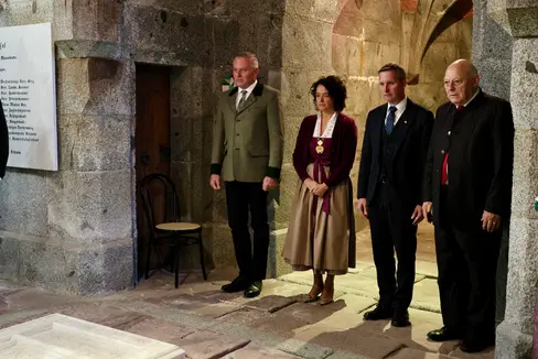 “Qui a Scena riposa un uomo che ha dedicato la sua vita al progresso, all'innovazione e alla realizzazione pratica delle idee, sia in politica, nella scienza o nell'agricoltura”: l'assessore provinciale Luis Walcher (secondo da destra) alla cerimonia commemorativa con (da sinistra) il governatore della Stiria Mario Kunasek, la sindaca Annelies Pichler, l'ex presidente Luis Durnwalder nel mausoleo dell'arciduca Giovanni d'Austria. (Foto: USP/Dipartimento Agricoltura, Foreste e Turismo/Sabine Pitscheider)