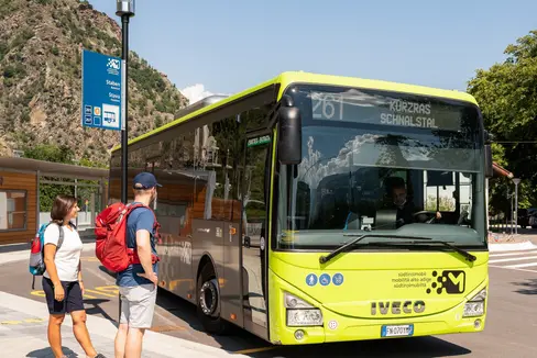 La Giunta provinciale ha stabilito nuovi criteri per l'erogazione dei contributi per la costruzione e l'adeguamento delle fermate degli autobus del trasporto pubblico locale (Foto: IDM/Manuela Tessaro)