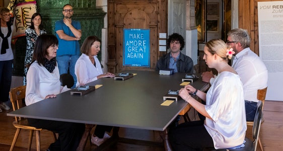 30 Personen sahen die musikalische Performance mit (im Bild: Susanne Bacher, Angelika Luz, Leander Schwazer, Johanna Walter und Fabian Frei) und besuchten die Führungen durch die Euregio-Museumsjahr-Sonderausstellung im Stadt- und Multschermuseum Sterzing. (Foto: Peter Enrich)