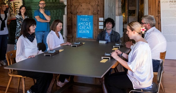 30 persone hanno assistito all'esibizione musicale (nella foto: Susanne Bacher, Angelika Luz, Leander Schwazer, Johanna Walter e Fabian Frei) e hanno partecipato alle visite guidate alla mostra speciale dell'anno dei musei dell'Euregio al Museo civico e Multscher Vipiteno. (Foto: Peter Enrich)