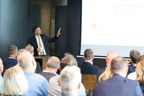 “Questi incontri rafforzano la vicinanza ai Comuni e servono per spiegare e confrontarci su una visione condivisa come nel Piano mobilità 2035. Non portano solo parole, ma fatti concreti come l’elettrificazione della Val Venosta, il nuovo Centro mobilità di Merano e la galleria di San Benedetto”, ha sottolineato, durante l'incontro a Merano, il vicepresidente della Provincia Daniel Alfreider, assessore provinciale alla Mobilità e alle Infrastrutture. (Foto: USP/Ingo Dejaco)