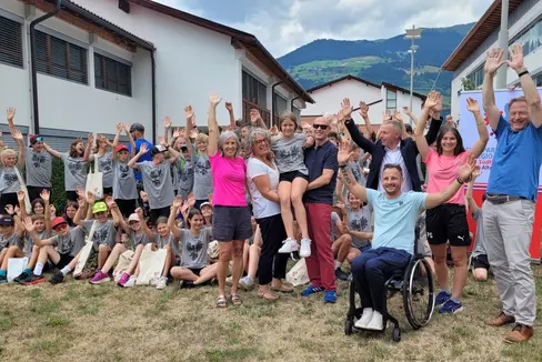 Oggi (19 luglio), i rappresentanti degli Uffici sportivi provinciali e dell'Euregio hanno visitato il campo sportivo di Malles (Foto: Euregio/Armin Gluderer)