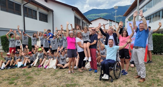 Vertretende der Euregio und der Sportämter haben heute den jugendlichen Teilnehmenden des Sportcamps in Mals einen Besuch abgestattet. (Foto: Euregio/Armin Gluderer)