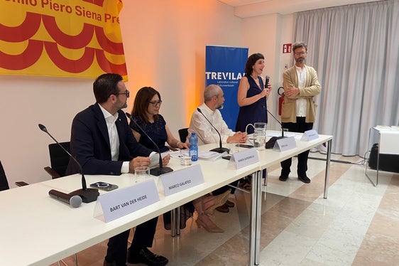 In archivio la terza edizione del Premio Piero Siena. Nella foto (da destra) il vincitore Stefano Bernardi, Federica Lamedica, storica dell’arte e curatrice della mostra e membro della giuria, Denis Isaia curatore del progetto Premio Piero Siena 2026, la direttrice dell'Ufficio Cultura Marisa Giurdanella e il vicepresidente e assessore provinciale alla Cultura italiana Marco Galateo. (Foto: GNews)