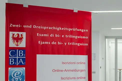 L'Edema di ejams de bilinguism, metüda da jí dal Sorvisc Ejams de bi- y trilinguism en colaboraziun cun les trëi Intendënzes á confermé l'interes tres maiú dles scores altes por chëstes oportunités de formaziun tan importantes. (Foto: USP)