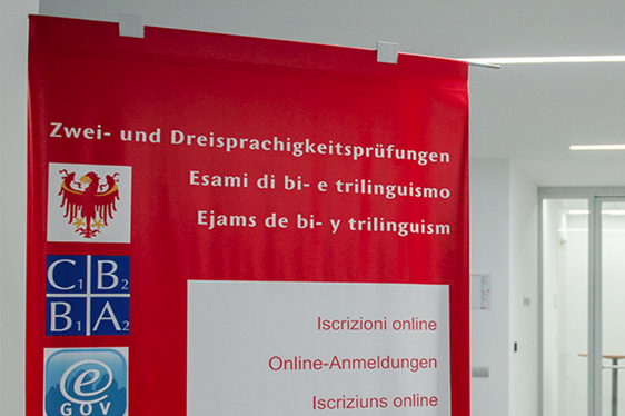 L'Edema di ejams de bilinguism, metüda da jí dal Sorvisc Ejams de bi- y trilinguism en colaboraziun cun les trëi Intendënzes á confermé l'interes tres maiú dles scores altes por chëstes oportunités de formaziun tan importantes. (Foto: USP)