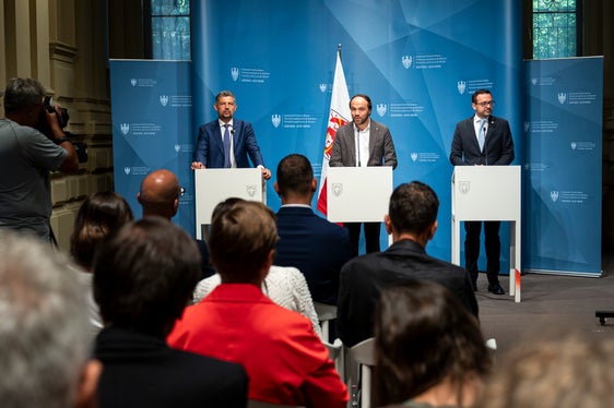 Die Bildungslandesräte (von links) Daniel Alfreider, Philipp Achammer und Marco Galateo bei der Pressekonferenz zu den Südtiroler Ergebnissen der OECD-PISA-Studie. (Foto: LPAFabio Brucculeri)