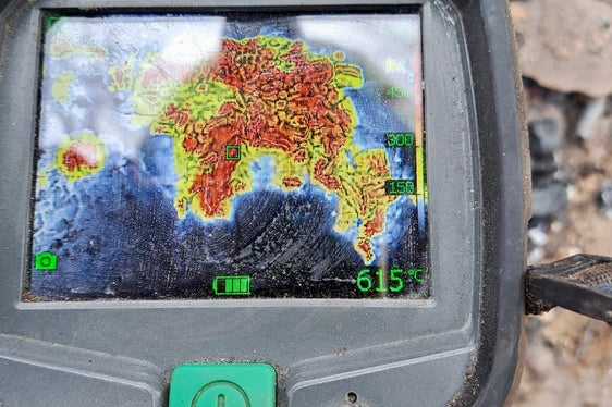 Waldbrand Sonnenberg Latsch: Mit dieser Wärmebildkamera werden Glutnester aufgespürt. (Foto: LPA/Landesfeuerwehrverband)