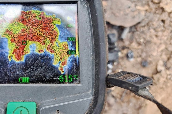 Una tecnologica telecamera viene utilizzata per individuare i focolai nella zona boschiva. (Foto: USP/Unione Provinciale dei Corpi dei Vigili del Fuoco Volontari)