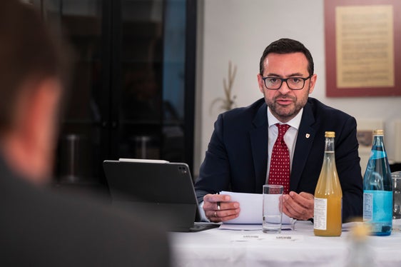 “Ho voluto ascoltare le esigenze degli amministratori locali, rassicurando i Comuni che si lavorerà in sinergia per individuare quali siti per la lavorazione della ghiaia zone che impattino il meno possibile sulla qualità della vita dei cittadini”, sottolinea Galateo. (Foto: USP/Fabio Brucculeri)