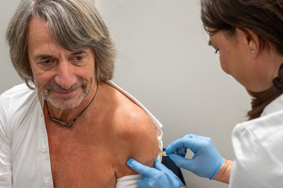 Die Grippeschutz-Impfung verhindert schwere Verläufe und und entlastet zeitgleich das Gesundheitssystem. Sie ist deshalb für alle sinnvoll: nicht nur für Risikogruppen, sondern für die gesamte Bevölkerung, sagt Gesundheitslandesrat Hubert Messner.