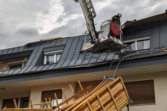 1400 bis 1500 Freiwillige Feuerwehrleute sind auch heute noch mit den Aufräumarbeiten nach dem Unwetter vom Dienstag Abend beschäftigt. (Foto: Freiwillige Feuerwehr Bruneck)