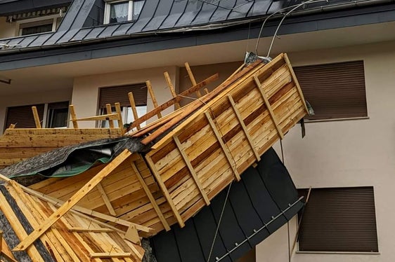Dai 1400 ai 1500 Vigili del fuoco volontari sono ancora impegnati dopo il temporale di martedì sera. (Foto: ASP/Vigili del fuoco volontari di Brunico)