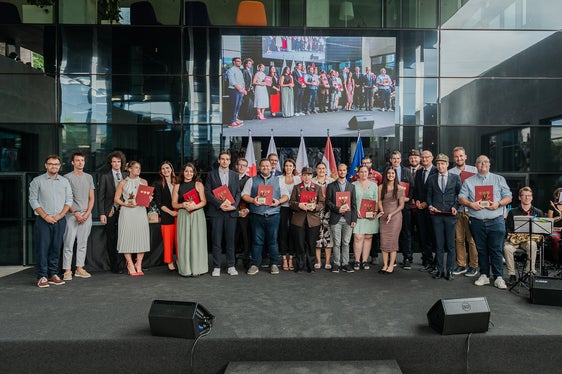 20 junge Frauen und Männer aus Südtirol, Tirol und dem Trentino wurden 2023 im NOI Techpark in Bozen mit der Auszeichnung Glanzleistung - das junge Ehrenamt geehrt. (Foto: LPA/Claudia Corrent)