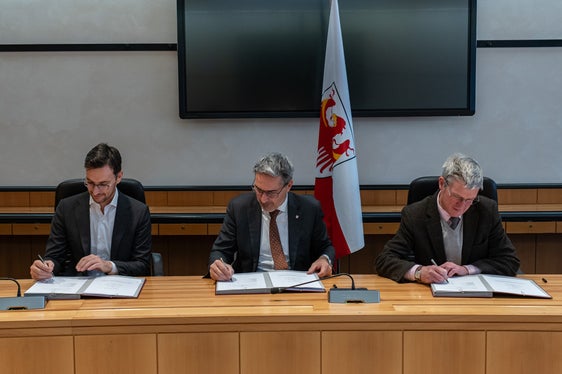 Oggi (7 dicembre) è stato firmato l’accordo di cooperazione tra Provincia di Bolzano, Comune di Appiano ed Euregio Plus Sgr per la realizzazione del progetto di valorizzazione dell’ex area militare. Nella foto il presidente di Euregio Plus Sgr Alexander Gallmetzer, il presidente Arno Kompatscher e il sindaco di Appiano Wilfried Trettl (Foto: ASP/Greta Stuefer)