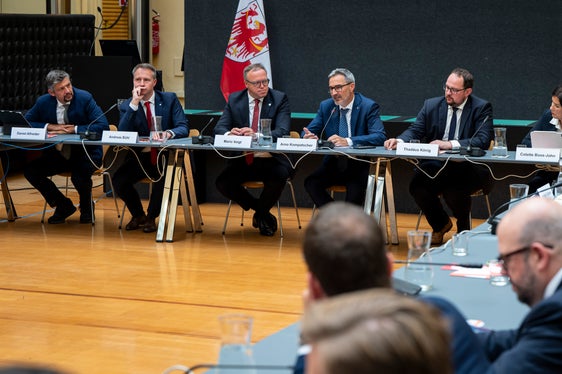 In primo piano (da sinistra) il vicepresidente della Provincia di Bolzano Daniel Alfreider, il capogruppo della delegazione della CDU nella Dieta della Turingia Andreas Bühl, il ministro presidente del Land Mario Voigt, il presidente della Provincia autonoma di Bolzano Arno Kompatscher, il presidente del Landtag della Turingia Thadäus König e la ministra agli Affari economici, all'Agricoltura e alle Aree rurali della Turingia Colette Boos-John. (Foto: USP/Fabio Brucculeri)