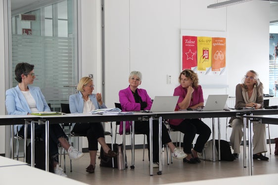 Amtsdirektorin Astrid Wiest (2.v.l.) erläuterte den Gesetzentwurf, im Bild zu sehen v.l.: Johanna Brunner (Mitglied der Arbeitsgruppe zur Erarbeitung des Gesetzentwurfs, Direktorin Wiest, Ressortdirektorin Michela Morandini, Landesrätin Rosmarie Pamer und Judith Hafner, Koordinatorin der Plattform, die die Petition eingebracht hat). (Foto: LPA/Simone Treibenreif)