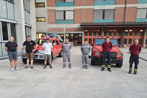Ein Teil des letzten Turnusses des Hilfseinsatzes auf Sizilien kehrte gestern Abend nach Bozen zurück und wurde von Bezirksinspektor Oswald Stanger (4.v.li.) und Abschnittsinspektor Konrad Kofler (5.v.li.) in Empfang genommen: (von links:) Fabrizio Vanzo (FF St. Jakob/Grutzen), Anton Amplatz und Markus Lantschner (FF Steinegg); (von rechts:) Martin Gasser und Felix Reggiani (BF Bozen). (Foto: Agentur für Bevölkerungsschutz/Berufsfeuerwehr)