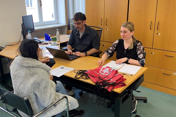Un colloquio di lavoro durante il recruiting day per la catena alimentare Aspiag, organizzato dal Centro di mediazione lavoro di Merano. (Foto: USP/CML Merano)