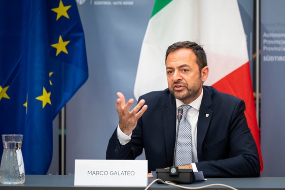 Landesrat Marco Galateo betont, dass mit den zusätzlichen Geldmitteln wichtige Investitionen in die Bereiche italienische Bildung und Kultur sowie in die Wirtschaftsentwicklung getätigt werden können. (Foto: LPA/Fabio Brucculeri)