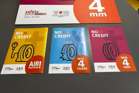I primi poster della campagna “No Credit” di quest'anno saranno affissi nei prossimi giorni dal Servizio strade della Provincia lungo i tratti stradali più trafficati. (Foto: Dipartimento Infrastrutture e Mobilità)