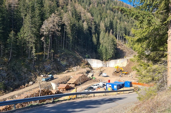 Una fase dei lavori in corso sul rio Deserto a Sarentino. (Foto: Ufficio provinciale sistemazione bacini montani nord)