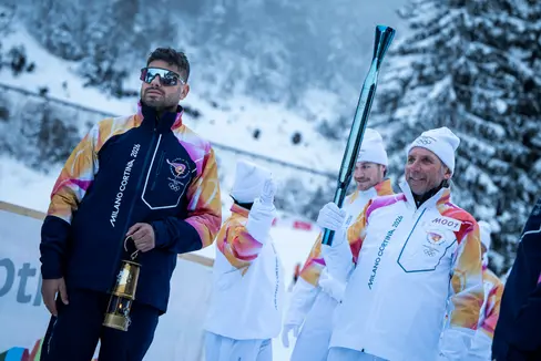 Um 9.45 Uhr ist die olympische Fackel von Toblach aus gestartet: Der erste Fackelträger war Matteo Donner aus Treviso. Er hat das olympische Feuer die ersten 400 Meter auf Südtiroler Boden getragen. (Foto: LPA/Fabio Brucculeri)