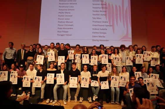 Durante l'assemblea generale del Collegio professionale dei maestri di sci di quest'anno, 66 maestri e 9 maestri di sci di fondo hanno ricevuto i diplomi per aver completato la formazione specifica (Foto: ASP/Noemi Prinoth)