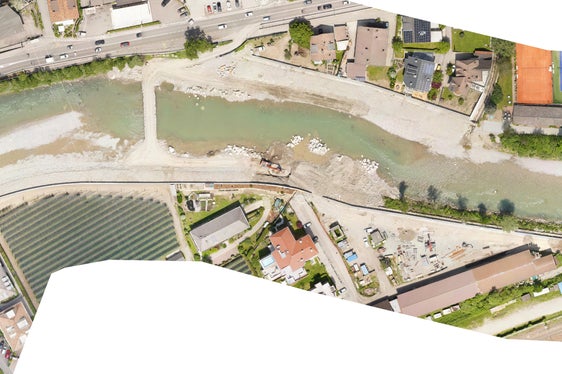 Verstärkter Uferschutz am Eisack in Klausen: Im Bild gut ersichtlich der neu errichtete Uferschutz mit der Öffnung (vorne, Bildmitte) (Foto: Planungsbüro in.ge.na)